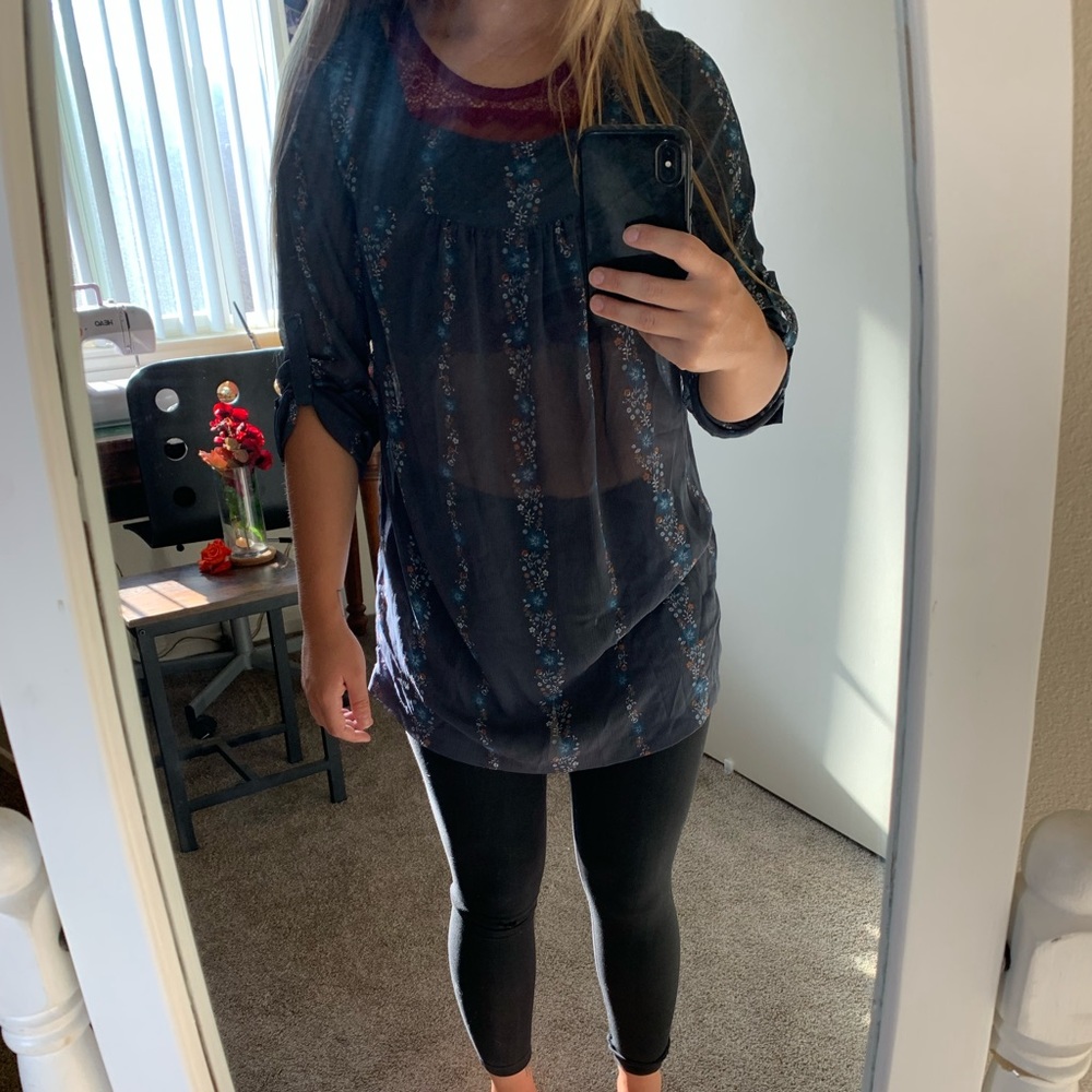 A Pea In The Pod blouse! Size small, very small hole on the right shoulder
